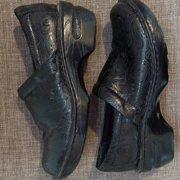 Tooled Look Clogs - Picture 3 of 7